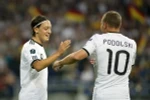 Podolski lên tiếng bảo vệ Oezil trước đại chiến với Bồ Đào Nha 