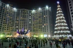 Thắp sáng cây thông Noel cao nhất Việt Nam tại Bình Dương
