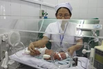 Chăm sóc nuôi dưỡng trẻ sơ sinh thiếu tháng tại Bệnh viện Đa khoa tỉnh Quảng Trị. (Ảnh: Hồ Cầu/TTXVN)