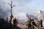 Bến Tre: Cháy kho chứa, hơn 1.000 tấn vải thun bị thiêu rụi