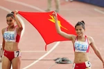 Niềm vui của Nguyễn Thị Huyền (phải) và Quách Thị Lan (trái, huy chương bạc) sau khi về đích. (Ảnh: Quốc Khánh/TTXVN)