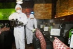 Nhân viên y tế phun thuốc khử trùng tại quán cà phê ở Seoul, phòng tránh sự lây lan của virus MERS. (Nguồn: AFP/TTXVN)