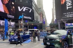 VinFast trưng bày sản phẩm xe điện trước cửa trụ sở chính của Nasdaq ở Quảng trường Thời đại, New York. (Ảnh: Quang Huy/TTXVN)