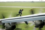 Tom Cruise đu mình bên ngoài cánh cửa máy bay trong MI 5