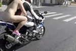 Kiều nữ khỏa thân ngồi sau xe máy phân khối lớn giữa ban ngày