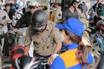 Nhân viên Petrolimex đang bán xăng cho khách hàng. (Ảnh: Đức Duy/Vietnam+)