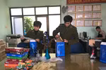 Cán bộ Đội Quản lý thị trường số 1 đang kiểm đếm số bóng cười thu giữ trên địa bàn quận Hoàn Kiếm. (Ảnh: Đức Duy/Vietnam+)