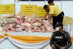 Cảnh sát trưng bày số ma túy thu giữ tại tỉnh Ayutthaya, cách thủ đô Bangkok của Thai Lan 80km về phía bắc. (Ảnh: AFP/ TTXVN)