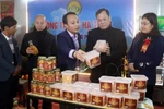 Lãnh đạo tỉnh Nam Định và Cục Xúc tiến thương mại cùng các đại biểu thăm quan các gian hàng tại Hội chợ Công thương khu vực phía Bắc-Nam Định năm 2020. (Ảnh: Nguyễn Lành/TTXVN)