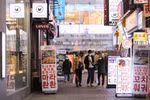 Người dân đeo khẩu trang để phòng tránh lây nhiễm COVID-19 tại Seoul, Hàn Quốc, ngày 27/2/2020. (Ảnh: THX/TTXVN)