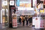Người dân đeo khẩu trang để phòng tránh lây nhiễm COVID-19 tại Seoul, Hàn Quốc, ngày 27/2/2020. (Ảnh: THX/TTXVN)