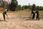 Cán bộ, chiến sĩ Đồn Biên phòng cửa khẩu quốc tế Hà Tiên lập rào chắn trên đường mòn biên giới. (Ảnh: Lê Huy Hải/TTXVN)