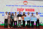 Ủy ban Mặt trận Tổ quốc Việt Nam thành phố Hà Nội tổ chức lễ tiếp nhận ủng hộ của nhiều cơ quan, đơn vị, doanh nghiệp. (Ảnh: Nguyễn Thắng/TTXVN)