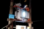 Công nhân Công ty Điện lực Quảng Ngãi khắc phục sự cố tại các trạm biến áp. (Ảnh: Lê Ngọc Phước/TTXVN)