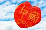 Cánh diều hình trái tim với dòng chữ "Trung Quốc cố lên" tại New Zealand (Nguồn: China Daily)