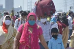 Dịch bệnh COVID-19 khiến hàng triệu lao động di cư tại Ấn Độ phải trở về quê hương. (Nguồn: Getty)