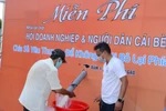 Mô hình "Cây ATM gạo" của anh Hoàng Tuấn Anh đã được nhân rộng ở nhiều địa phương. (Ảnh: Nam Thái/TTXVN)