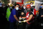 Lực lượng cứu hộ chuyển nạn nhân bị thương trong trận động đất ở tỉnh Izmir, Thổ Nhĩ Kỳ ngày 30/10/2020. (Ảnh: THX/TTXVN)