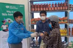 Người nghèo nhận hàng hóa và khẩu trang miễn phí. (Ảnh: Xuân Triệu/TTXVN)