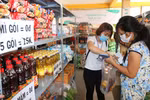 Các tình nguyện viên hỗ trợ người nghèo, người khuyết tật bị ảnh hưởng bởi dịch bệnh COVID-19 mua sắm miễn phí tại siêu thị hạnh phúc 0 đồng. (Ảnh: Thanh Vũ/TTXVN)