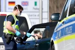 Cảnh sát Đức kiểm tra hành trình của lái xe tại Freilassing, miền Nam Đức, giáp giới Áo trong bối cảnh Berlin áp đặt lệnh kiểm soát biên giới nhằm ngăn chặn dịch COVID-19 lây lan, ngày 16/3/2020. (Ảnh: AFP/TTXVN)
