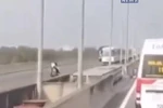 [Video] Thót tim nhìn cặp nam nữ đùa giỡn với tử thần trên cao tốc