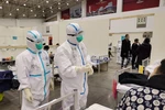 Nhân viên y tế điều trị cho bệnh nhân nhiễm COVID-19 tại bệnh viện dã chiến tại Vũ Hán, tỉnh Hồ Bắc, Trung Quốc, ngày 14/2/2020. (Ảnh: THX/ TTXVN)