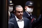 Cảnh sát áp giải cựu Chủ tịch Nissan Carlos Ghosn (giữa) rời khỏi khu giam giữ ở Tokyo, sau khi ông được trả tự do có bảo lãnh, ngày 25/4/2019. (Ảnh: AFP/TTXVN)