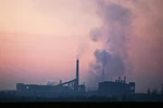 Khí thải phát ra từ một nhà máy thép ở Sofia, Bulgaria. (Ảnh: AFP/TTXVN)