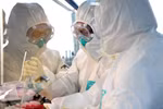Nhóm nghiên cứu phân tích mẫu bệnh phẩm của bệnh nhân nhiễm virus SARS-CoV-2 tại phòng thí nghiệm ở Hà Nam, Trung Quốc ngày 4/2/2020. (Ảnh: THX/TTXVN)
