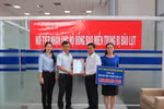 Lãnh đạo Ủy Ban mặt Trận Tổ quốc Việt Nam tỉnh Bình Dương tiếp nhận tiền hỗ trợ từ các nhà hảo tâm quyên góp. (Ảnh: Chí Tưởng/TTXVN)