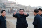 Nhà lãnh đạo Triều Tiên Kim Jong-un (giữa) thị sát công trình xây dựng khu du lịch nghỉ dưỡng Wonsan-Kalma ở bờ biển phía Đông thành phố Wonsan ngày 1/11/2018. (Ảnh: AFP/TTXVN)