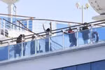 Hành khách trên du thuyền Diamond Princess tại cảng Yokohama, Nhật Bản ngày 13/2/2020. (Ảnh: Kyodo/TTXVN)