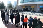 Người dân xếp hàng chờ mua khẩu trang tại Gyeongsan, một thành phố gần Daegu ở Bắc Gyeongsang. (Nguồn: koreajoongangdaily.joins.com)