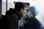 Câu chuyện đằng sau nụ hôn qua vách kính của nữ y tá chống COVID-19