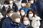 Người dân đeo khẩu trang phòng dịch viêm đường hô hấp cấp do virus COVID-19 tại Hokkaido, miền Bắc Nhật Bản. (Ảnh: Kyodo/TTXVN)