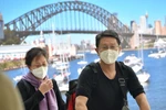 Hành khách đeo khẩu trang phòng lây nhiễm COVID-19 tại sân bay Sydney, Australia ngày 23/1/2020. (Ảnh: AFP/TTXVN)