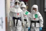 Nhân viên y tế Hàn Quốc làm việc tại bệnh viện Daegu Dongsan, nơi điều trị cho bệnh nhân COVID-19, ngày 19/4/2020. (Ảnh: YONHAP/TTXVN)
