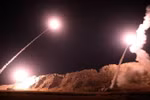 Tên lửa được phóng từ Iran nhằm vào các mục tiêu quân sự của Mỹ ở Iraq. (Ảnh: IRNA/TTXVN)