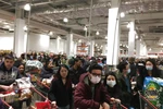 Người dân Mỹ mua nhu yếu phẩm tại một cửa hàng ở New York do lo ngại dịch COVID-19, ngày 14/3/2020. (Ảnh: THX/TTXVN)