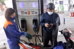 Mua bán xăng dầu tại cây xăng trên phố Lương Yên, quận Hai Bà Trưng, Hà Nội. (Ảnh: Trần Việt/TTXVN)