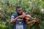 Nghệ sỹ violin Peter Oluwadare, 23 tuổi, biểu diễn tại các buổi hòa nhạc hàng tuần tại trung tâm cách ly ở Lagos, Nigeria. (Nguồn: Reuters)