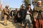 Binh sỹ Afghanistan áp giải các tay súng Taliban bị bắt giữ tại Kunduz, ngày 10/2. (Ảnh: THX/TTXVN)