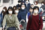 Người dân Nhật Bản đeo khẩu trang phòng dịch COVID-19 tại Fukuoka, Tây Nam Nhật Bản ngày 6/4/2020. (Ảnh: Kyodo/TTXVN)