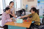 Giải quyết chế độ bảo hiểm cho người lao động. (Ảnh minh họa: Vietnam+)