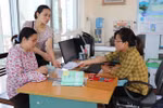 Giải quyết chế độ bảo hiểm cho người lao động. (Ảnh minh họa: Vietnam+)
