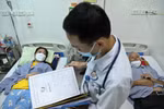 Bác sỹ thăm khám cho bệnh nhân số xuất huyết đang điều trị tại khoa Truyền nhiễm, bệnh viện đa khoa Đống Đa (Hà Nội). (Ảnh: Minh Quyết/TTXVN)