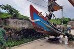 Các lực lượng chức năng hỗ trợ người dân di chuyển tàu, thuyền đến nơi an toàn trên đảo Cồn Cỏ. (Ảnh: TTXVN phát)