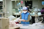 Doanh nghiệp dệt may sản xuất khẩu trang phục vụ thị trường. (Ảnh: Đức Duy/Vietnam+)