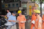 Nhân viên EVN hướng dẫn khách hàng sử dụng điện tiết kiệm, hiệu quả. (Nguồn: Đức Duy/Vietnam+)